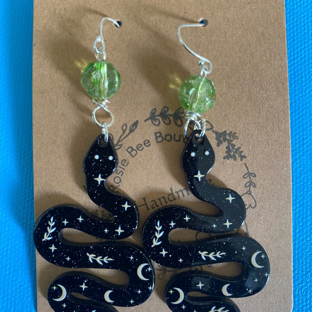 ⭐️ Black Snake Earrings